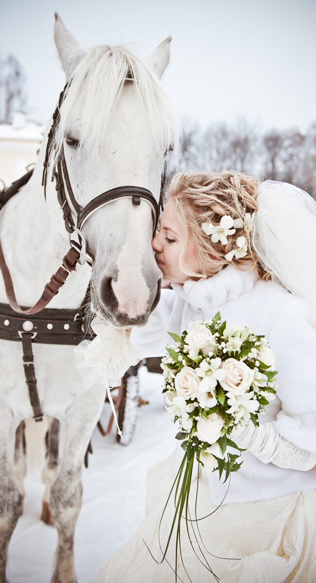 Impressionen Hochzeitsplanung - Winterbraut küsst Pferd