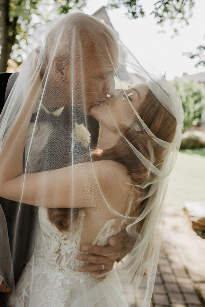 Hochzeitsplaner Mainz - Brautpaar unter Schleier